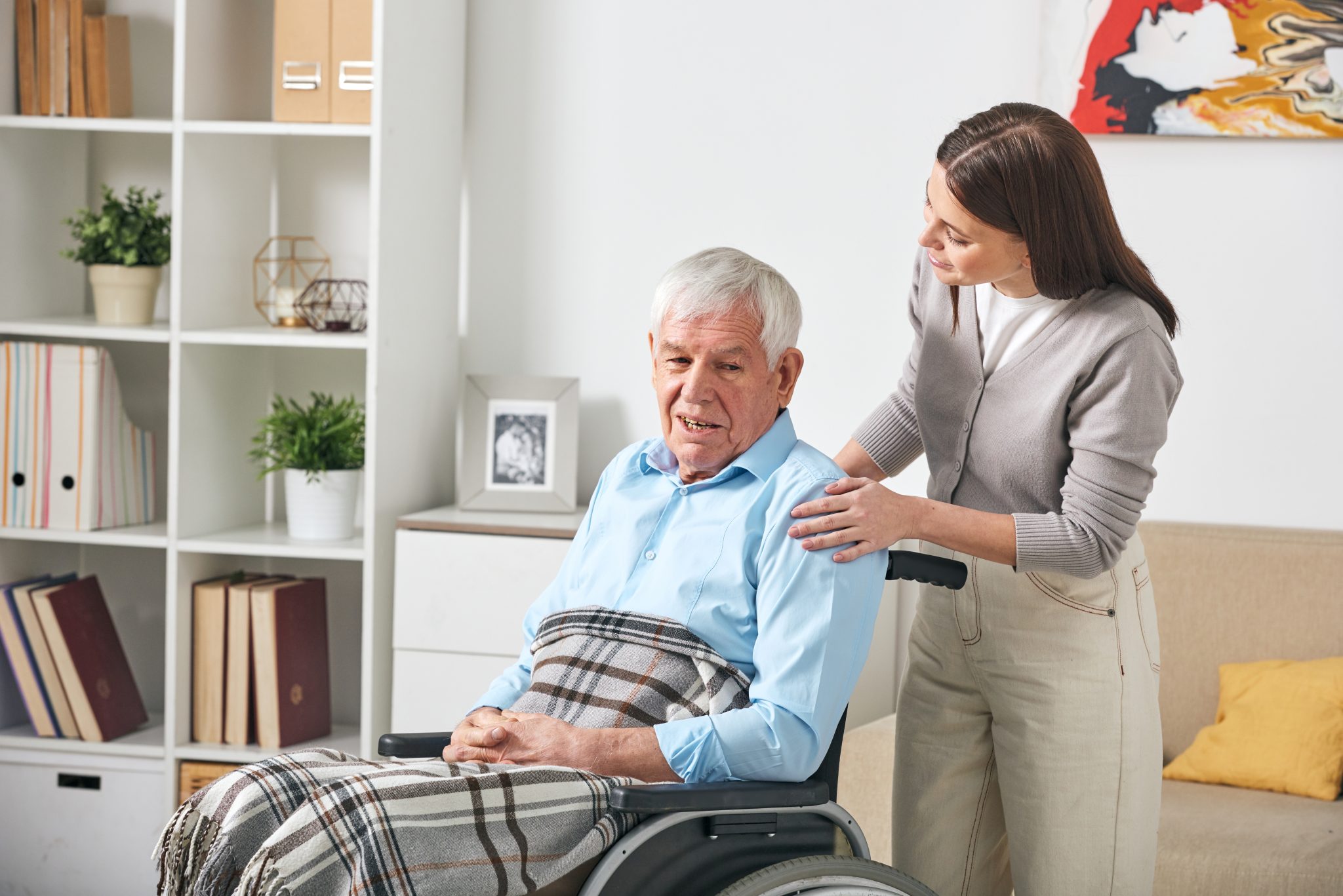 Сиделка. Фирмы сиделка с проживанием. Talking to the elderly. Пациентка др. Маро теперь его сиделка на дому.